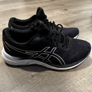 (SOLD) Asics Black and White Athletic Shoes Sleek Design✅